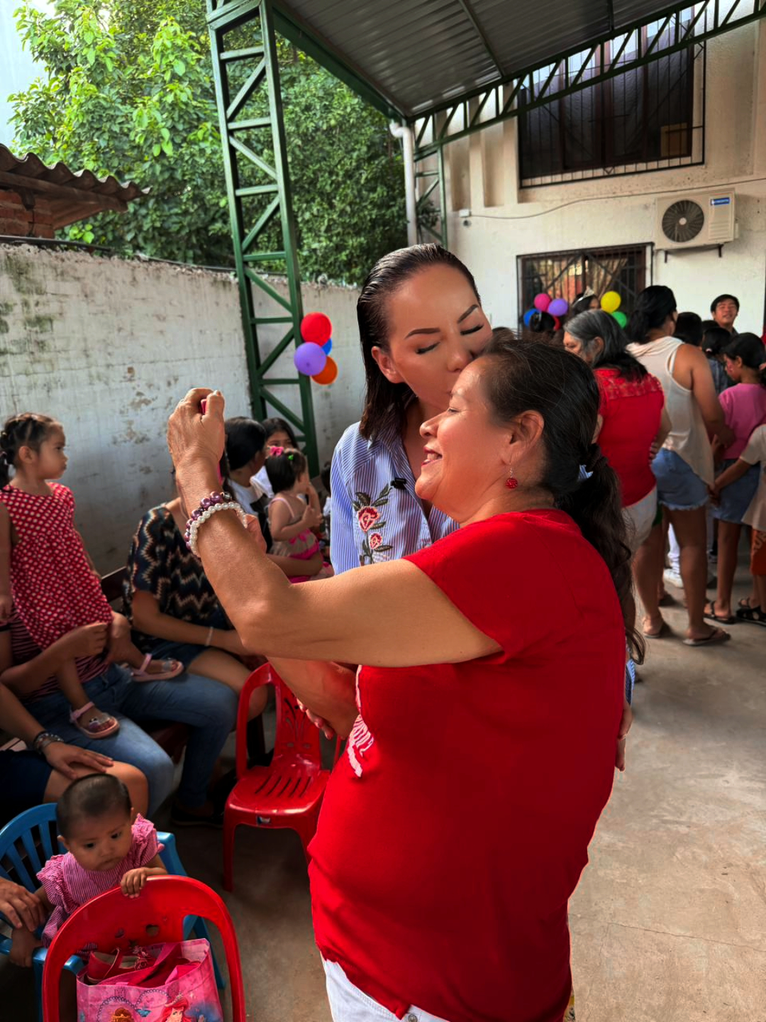 Mayte con vecinos